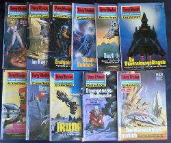 Perry Rhodan  der Erbe des Universums - Konvolut  von 11 Heften : Heft  1345 , 1346 , 1347 , 1354 , 1355 , 1357 , 1358 , 1360 , 1362 , 1368 und 1369 in 1 .  Auflage     Gruft der Erleuchtung ,Entscheidung im Raumfort 3201 , Am Ereignishorizont , Strangeness - Schock , Nach dem Holocaust , Im Dimensionsgefngnis , Der Kaiser Kehrt zurck , Abschied der Vironauten , Der Sonnensucher , IRUNA und Strangeness - Rhapsodie   