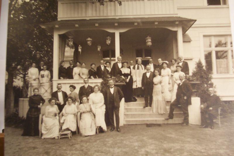 Hochzeitsgesellschaft  Original Gruppenfoto vor einer Veranda 