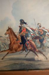 Uniformen Königreich Frankreich  Afrikanische Armee - Regulierte Spahis / Offzier in großer Uniform auf galopierendem Pferd. Uniformierte im Hintergrund 
