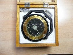 Nautische Geräte  Kardanisch aufgehängter Flüssigkeitskompass der Firma Saurer Keiki, Japan (50er Jahre). 18,5 cm x 18,5 cm x 10 cm 
