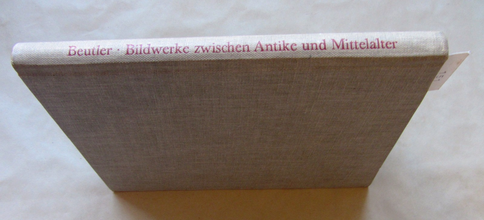 Beutler, Christian:  Bildwerke zwischen Antike und Mittelalter. Unbekannte Skulpturen aus der Zeit Karls des Großen. 