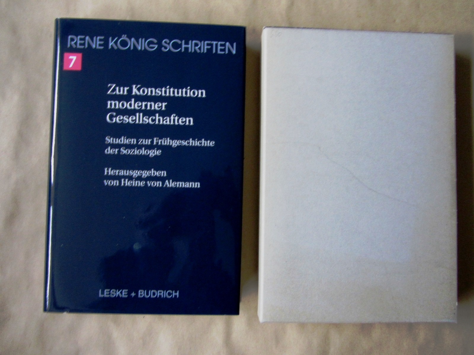 König, René:  Zur Konstitution moderner Gesellschaften. Studien zur Frühgeschichte der Soziologie.   ("Schriften. Ausgabe letzter Hand". Band 7) 