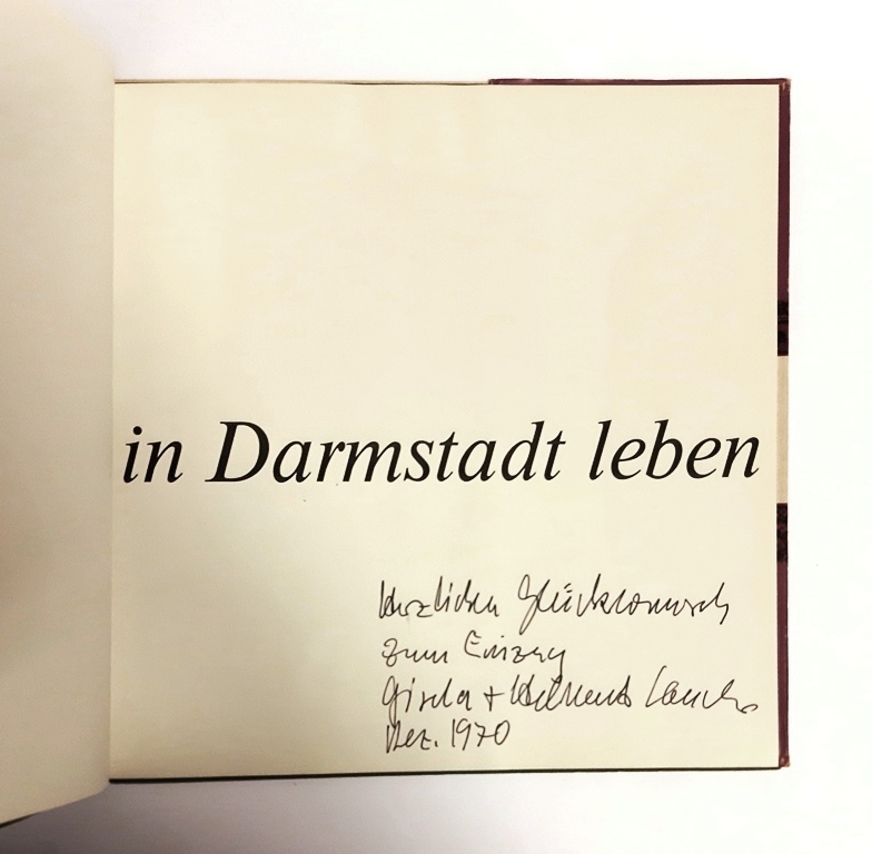 Darmstadt -  Widmungsexemplar - In Darmstadt leben. Typografie und Gestaltung von Helmut Lander. 