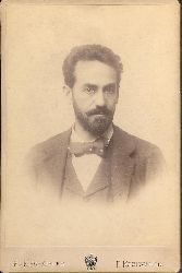 Girardi, Alexander  Kabinettphotographie des K. u. K. Hof-Ateliers R. Krziwanek mit eigenh. lngerer Widmung und Unterschrift auf der Verso-Seite, Dez. 1895. 