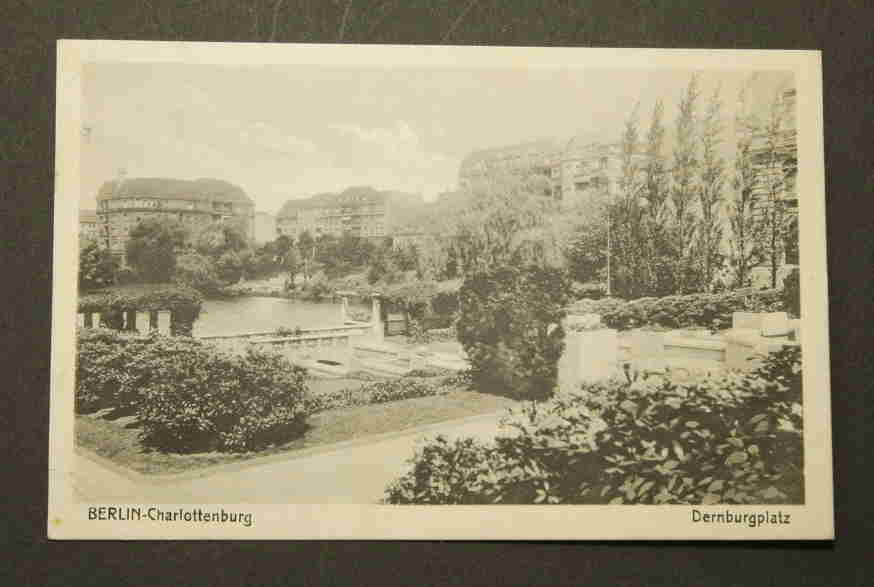   Berlin-Charlottenburg: Dernburgplatz. 