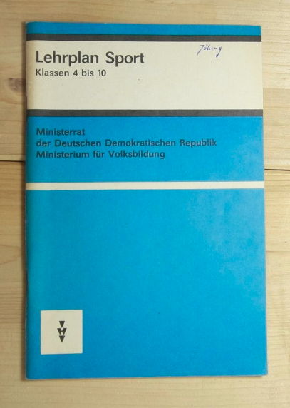   Lehrplan Sport. Klassen 4 bis 10. Erläuterungen des Lehrplans Sport. 2 Hefte. 