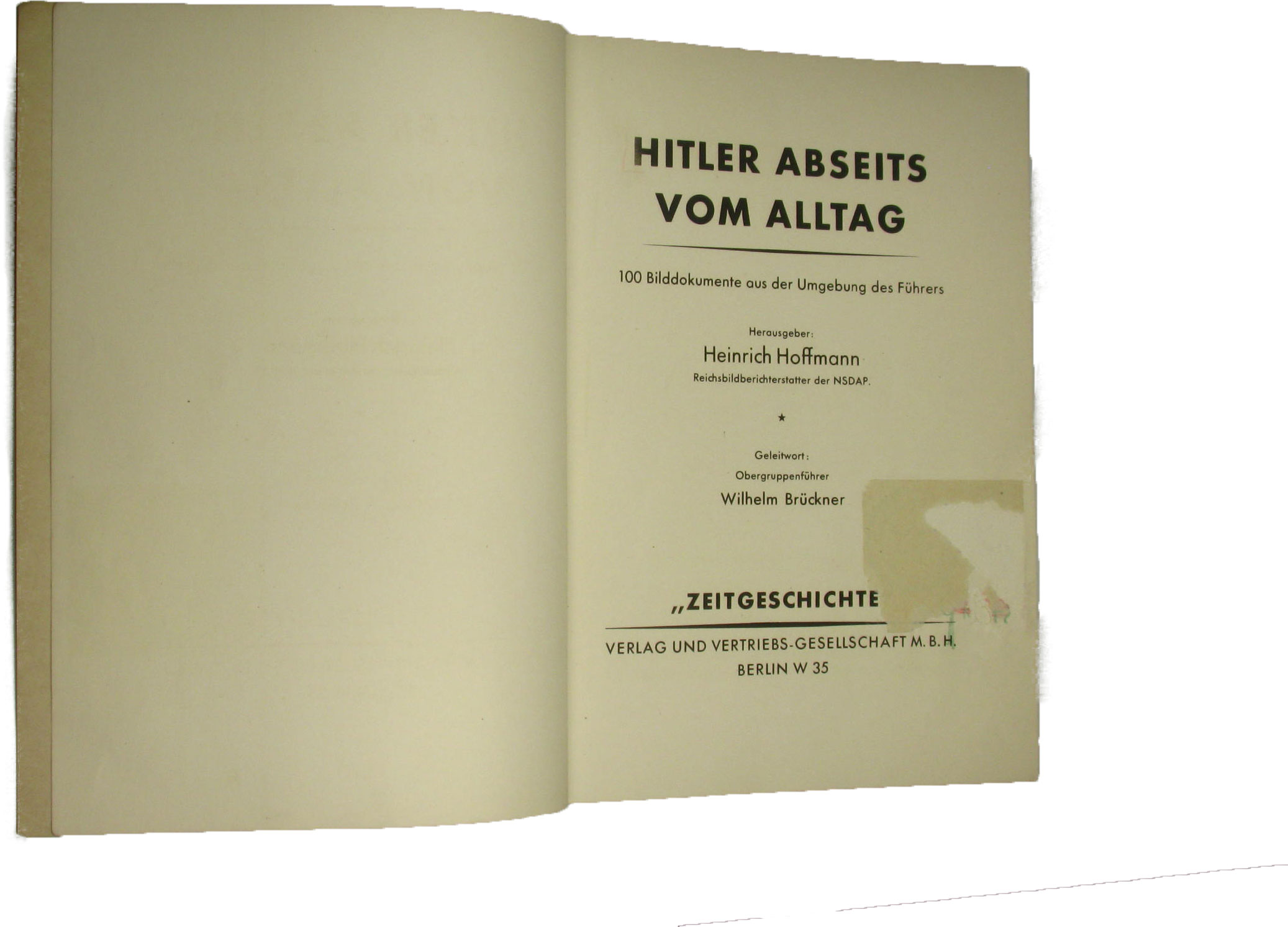 Hoffmann, Heinrich (Hrsg.):  Hitler abseits vom Alltag. 100 Bilddokumente aus der Umgebung des Führers. 