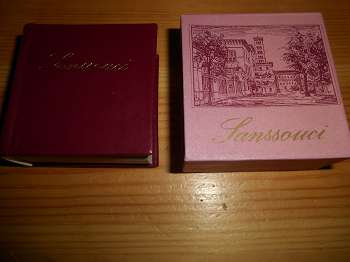 Giersberg, Hans-Joachim: (Text und Bildauswahl) u. Hempel, Siegfried: (Gestaltung)  Sanssouci. (Potsdam) (Minibuch in Leder) 