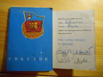   Urkunde - erhält für die bestandene Prüfung das Abzeichen Für gutes Wissen Bronze. Der / Die Jugendfreund / in... Marian Roßmann, vom 12.05.1982. (DDR) 