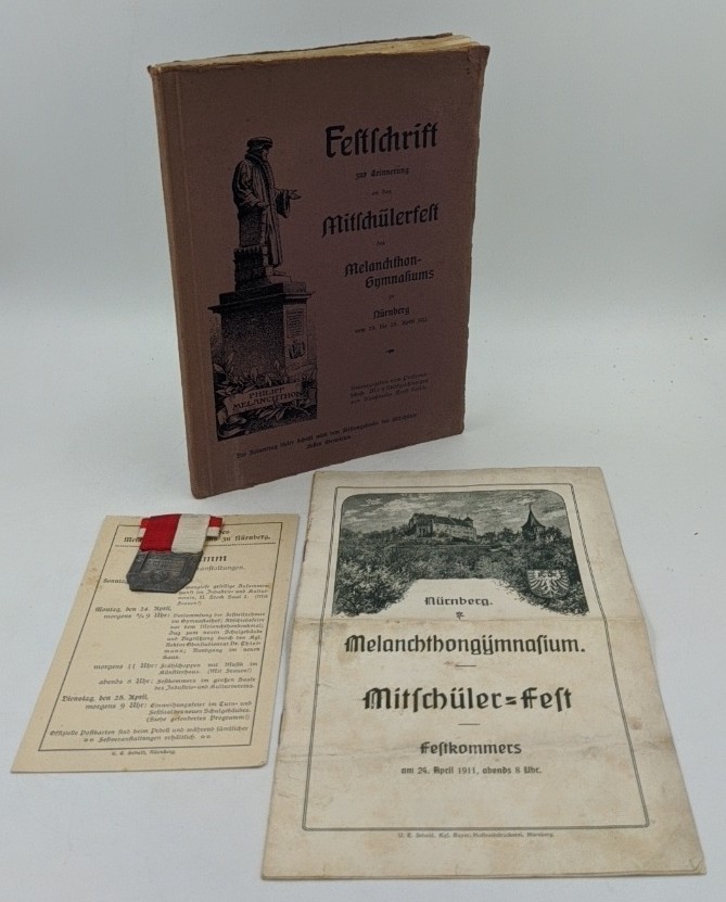 Melanchthon-Gymnasium Nürnberg:  Festschrift zur Erinnerung an das Mitschülerfest des Melanchthon-Gymnasiums zu Nürnberg vom 23. bis 25. April 1911 [mit 2 Programmen: 1. Programmkarte der Veranstaltungen, mit angeheftetem Orden / 2. Programmheft des Festkommers]. 