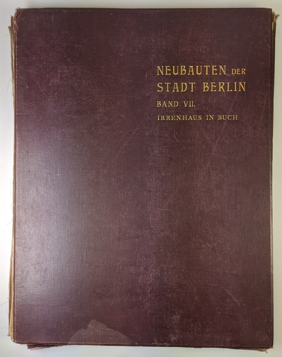 Hoffmann, Ludwig:  Neubauten der Stadt Berlin - 7. Band : Irrenhaus in Buch, 50 Tafeln [komplett] (=Gesamtansichten und Einzelheiten nach den mit Massen versehenen Originalzeichnungen der Fassaden und der Innenräume, sowie Naturaufnahmen der bemerkenswertesten Teile der seit dem Jahre 1897 in Berlin errichteten städtischen Bauten). 