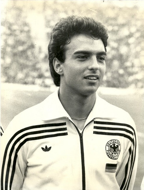 Nagel, Holger  Pressefoto "Hansi Müller (VFB Stuttgart) hat seinen Platz beim Eröffnungsspiel der Mini-WM in Uruguay gegen Weltmeister Argentinien am 1. Januar 1981" 