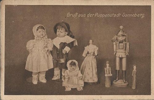 ohne Autor  Ansichtskarte Gruß aus der Puppenstadt Sonneberg (Originalpuppen des Industriemuseums Sonneberg) 