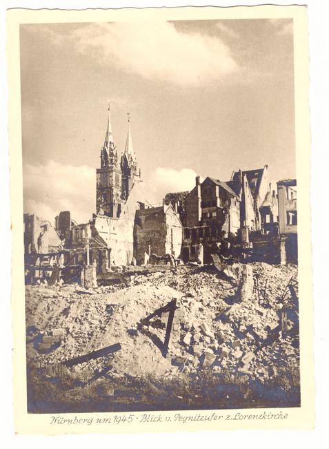   Ansichtskarte AK Nürnberg um 1945. Blick vom Pegnitzufer zur Lorenzkirche (Kriegszerstörung) 