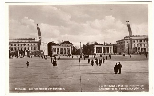   Ansichtskarte AK München - die Hauptstadt der Bewegung (Der königliche Platz mit Führerhaus (Braunes Haus), Ehrentempel u. Verwaltungsgebäude) 