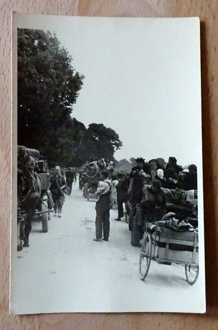   Ansichtskarte AK Fotopostkarte Flüchtlingstreck im 2. Weltkrieg 