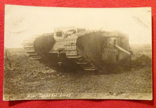   Ansichtskarte AK Englische Tanks bei Arras (Feldpostkarte. Stempel Bayer. Feldbäckereikol. 21, Deutsche Feldpost Nr. 406) 