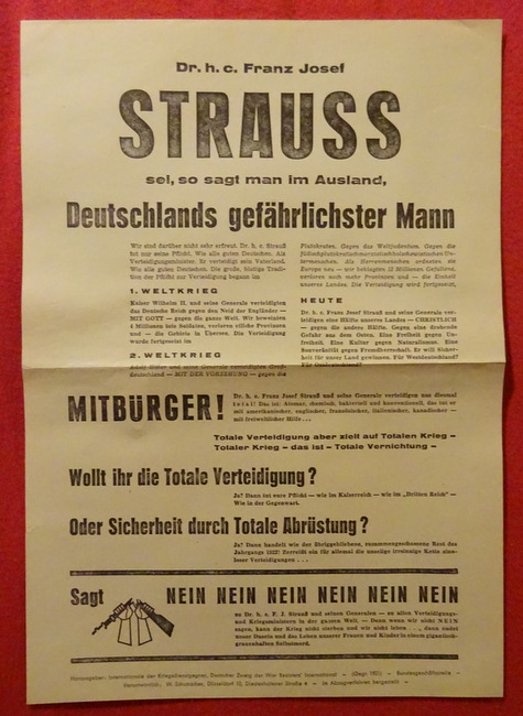IdK  Flugblatt gegen die Politik von Franz-Josef Strauss ("Dr.h.c. Franz Josef Strauss sei, so sagt man im Ausland Deutschlands gefährlichster Mann") 