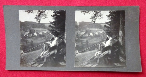   Original Stereoskopie.-Fotografie (Stereobild. Stereophotographie). Bei Güntenbach (Frauen bei Güntenbach auf einer Bank über dem Dorf) 