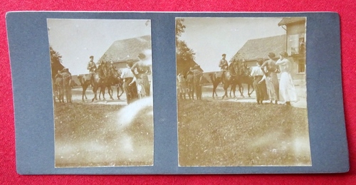   Original Stereoskopie-Fotografie (Stereobild. Stereophotographie). Neueck. Manövertruppen auf dem Durchmarsch 1910 