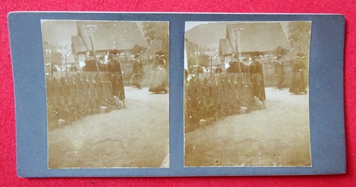   Original Stereoskopie-Fotografie (Stereobild. Stereophotographie). Kirchgang in Gutach 1910 