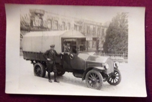   Ansichtskarte AK 2 Spediteure mit LKW Lastkraftwagen (Fahrzeug aus Baden erkennbar am Kennzeichen IVB-4805) 