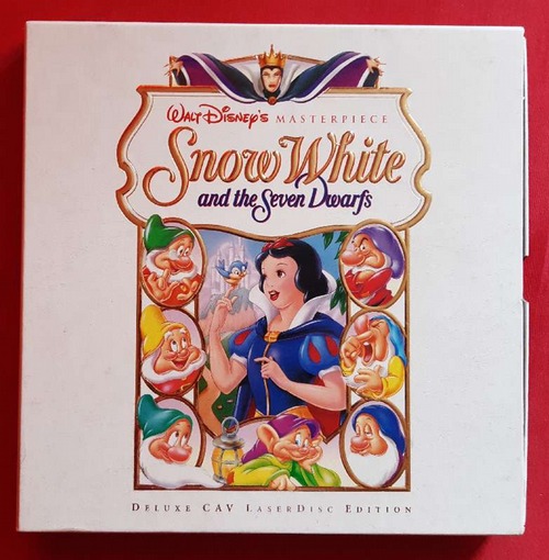 Disney, Walt  Snow White And The Seven Dwarfs ( 3 Laserdics + Mappe mit 10 Exclusive Lithographs (The Original Theatrical Posters from 1937 to 1993 + 1 Book (The Making of the Classic Film, 88 S., Abb., Halbleinen, OUmschlag, tadellos) 