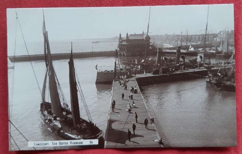   Ansichtskarte AK Lowestoft. The Outer Harbour 