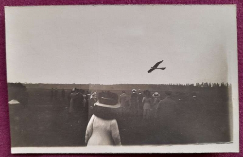   Ansichtskarte AK Fotopostkarte Flugwoche Oberrhein 20.-28. Mai 1911 (Rumpler Taube im Flug vor Zuschauerkulisse) (Hs. hinten mit Blei "Lt. Thüna, 24./25. Mai 1911" (d.i. 2. Lt. Freiherr von Thüna) 