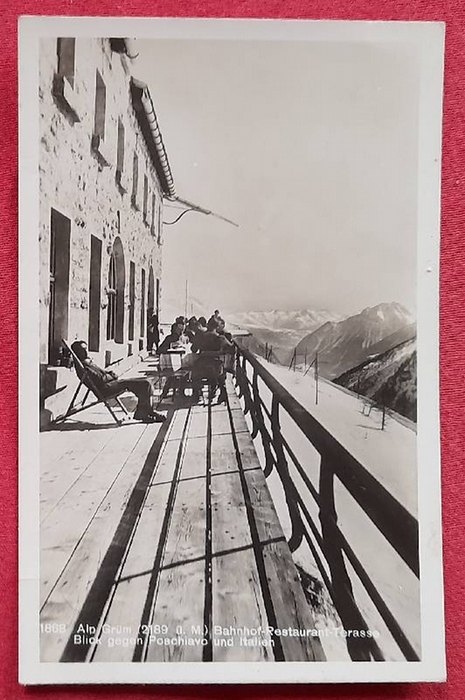   AK Ansichtskarte Alp Grüm. Bahnhof-Restaurant-Terrasse. Bild gegen Poschiavo und Italien (hinten mit Stempel Alp-Grüm) 
