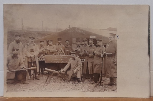   Ansichtskarte AK Landstrum Pioniere beim Füllen von Minen, Neuenburg am Rhein Feldzug 1914/15 (Gruppe von Soldaten im Hintergrund das Mannschaftszelt genannt "Hotel Fürchterlich") 