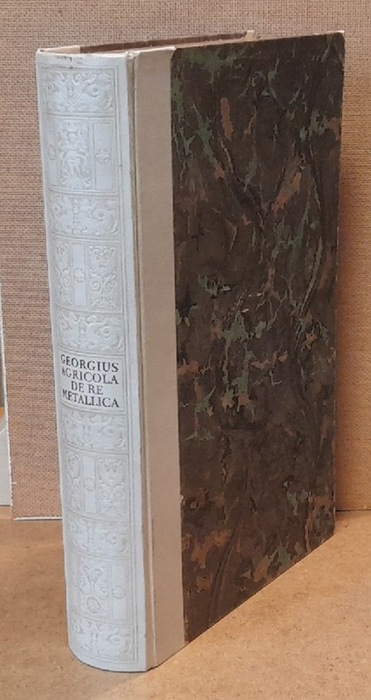 Agricola, Georg  Zwölf Bücher vom Berg- und Hüttenwesen (in denen die Ämter, Instrumente, Maschinen und alle Dinge, die zum Berg- und Hüttenwesen gehören, nicht nur aufs deutlichste beschrieben, sondern auch durch Abbildungen, die am gehörigen Orte eingefügt sind, unter Angabe der lateinischen und deutschen Bezeichnung aufs klarste vor Augen gestellt werden, sowie sein Buch von den Lebewesen unter Tage. In neuer deutscher Übersetzung bearbeitet von Carl Schiffner. Herausgegeben und verlegt von der Agricola-Gesellschaft beim Deutschen Museum) 