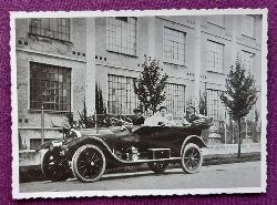   Ansichtskarte AK Familie mit Chauffeur im Oldtimer vor einer Fabrik 