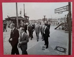 Schlesiger, Horst  Original-Fotografie von Horst Schlesiger "s/w Aufnahme Gnther Klotz (Karlsruher OB) mit Gefolgschaft beim Besuch des Potsdamer Platz an der Berliner Mauer  26. Juni 1963 (umseitig Stempel Schlesiger) 