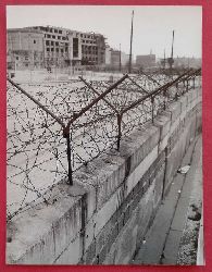 Bauer, Erich  Original-Fotografie von Erich Bauer "Szene an der Berliner Mauer in einer Frhphase" (umseitig Stempel v. Erich Bauer Karlsruhe) 