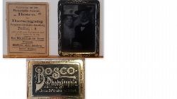 Bosco  Aufnahme eines Paares. Ferrotypie Photographie Automat Bosco (Erste Automatenfotos) (und Pappdeckel mit Aufdruck "Erinnerung an den Photographie-Automat "Bosco" im Bursengang Permanente Automaten-Ausstellung Freiburg i.B. (jeder erhlt seine Photographie nach ca. 3 Minuten fr 50Pfg...) 