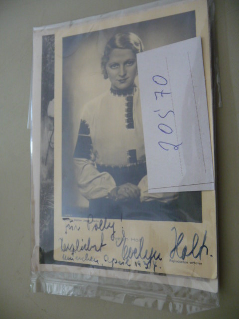 Holt, Evelyn  Bildpostkarte mit Widmung in tinte: Für Polly! Herzlichst Evelyn Holt München, April 1934 