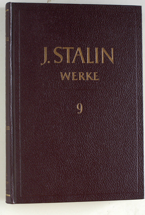 Marx-Engels-Lenin-Institut beim ZK der KPdSU.  J. W. Stalin Werke. Band 9. Dezember 1926 - Juli 1927. Die deutsche Ausgabe erscheint auf Beschluss des Zentralkomitees der Sozialistischen Einheitspartei Deutschlands. 