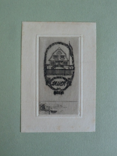 Häffcke, Friedrich:  Exlibris Sauer. Motiv: Floral eingefasstes Oval, darin ein Haus. Darunter vier Noten. Ganz unten Ein Fluss mit Steg und kleinem Boot 