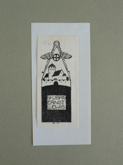 Klee, Fritz:  Exlibris für Ernst Ludwig. Motiv: Zirkel mit Flügel-Symbol, darunter eine Burg 