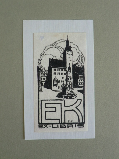 Klee, Fritz:  Exlibris EK. Motiv: Marktplatz mit Brunnen 