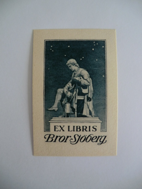 Uddén, Ingeborg:  Exlibris für Bror Sjöberg. Motiv: Sitzende männliche Statue vor Sternenhimmel 