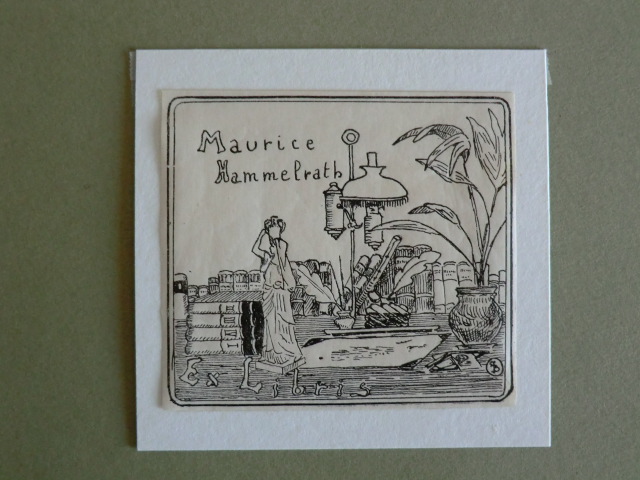 Unbekannter Künstler:  Exlibris für Maurice Hammelrath. Motiv: Tisch mit Büchern, Schreibuntensilien und Hausrat 
