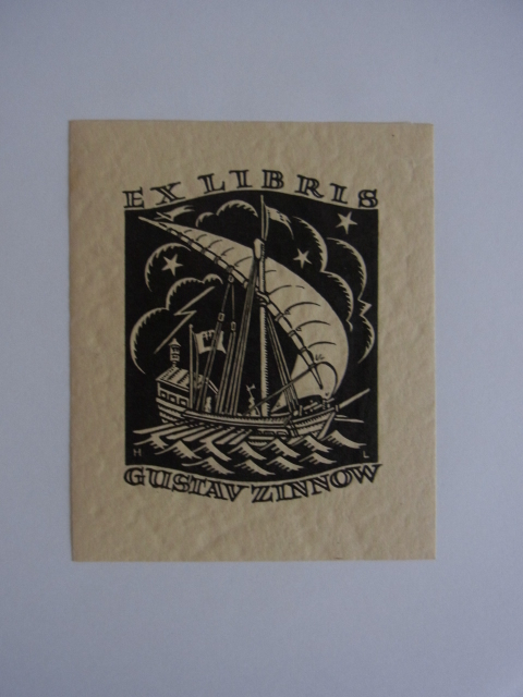 Unbekannter Künstler, monogrammiert mit HL:  Exlibris für Gustav Zinnow. Motiv: Altes Segelschiff, beflaggt mit Hamburger Stadtwappen 