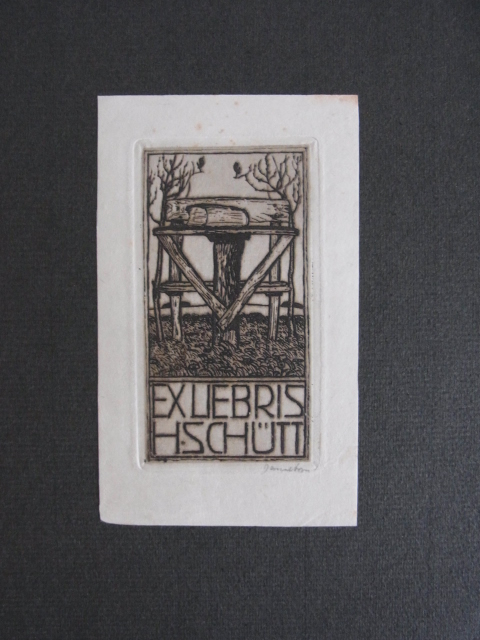 Unbekannter Künstler, signiert mit "Donneton" oder ähnlich:  Exlibris. Exliebris H. Schütt. Motiv: Tisch mit Buch. Signiert 