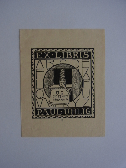 Unbekannter Künstler, monogrammiert mit CK:  Exlibris für Paul Uhlig. Motiv: Druckerpresse. Text: Die Kunst im Buchdruck 