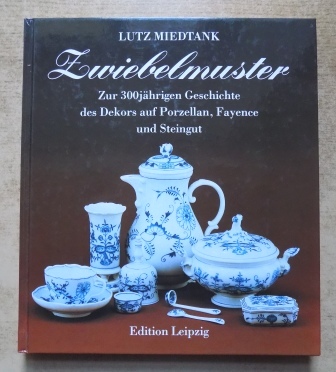 Miedtank, Lutz  Zwiebelmuster - Zur 300jährigen Geschichte des Dekors auf Porzellan, Fayence und Steingut. 