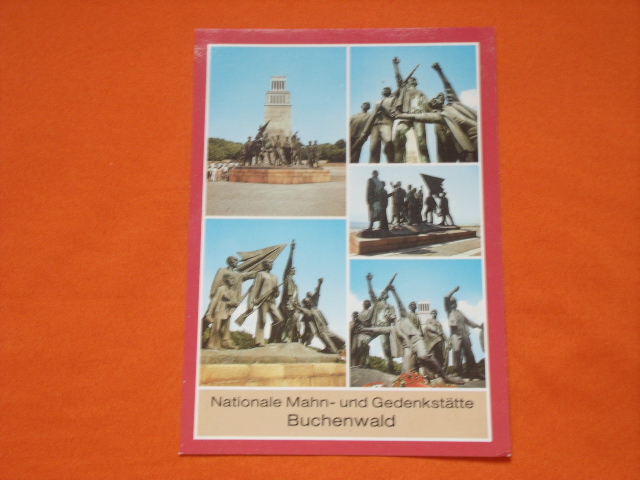 Nationale Mahn- und Gedenkstätte Sachsenhausen (Hrsg.)  Postkarte: Nationale Mahn- und Gedenkstätte Buchenwald. Gruppenplastik von Nationalpreisträger Prof. Fritz Cremer vor dem Glockenturm. 