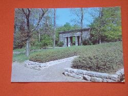   Ansichtskarte: Nationale Mahn- und Gedenksttte Buchenwald. Reihengrber hinter dem Eingangstor. 