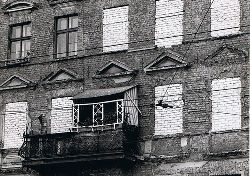 landesbildstelle berlin (hrsg.)  originalfotografie: abriegelung des sowjetsektors (13.8.61). zugemauerte fenster an einem zum sowjetsektor gehrenden grenzhaus in der bernauer strae. der brgersteig vor diesem haus gehrt zu west-berlin. (aufn.: v. 8.10.61) 